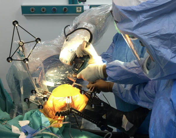 Resim 2: Robotik diz protezi cerrahisi uygulaması